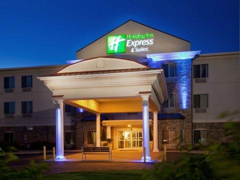 Holiday Inn Express & Suites Clinton By Ihg Exterior foto